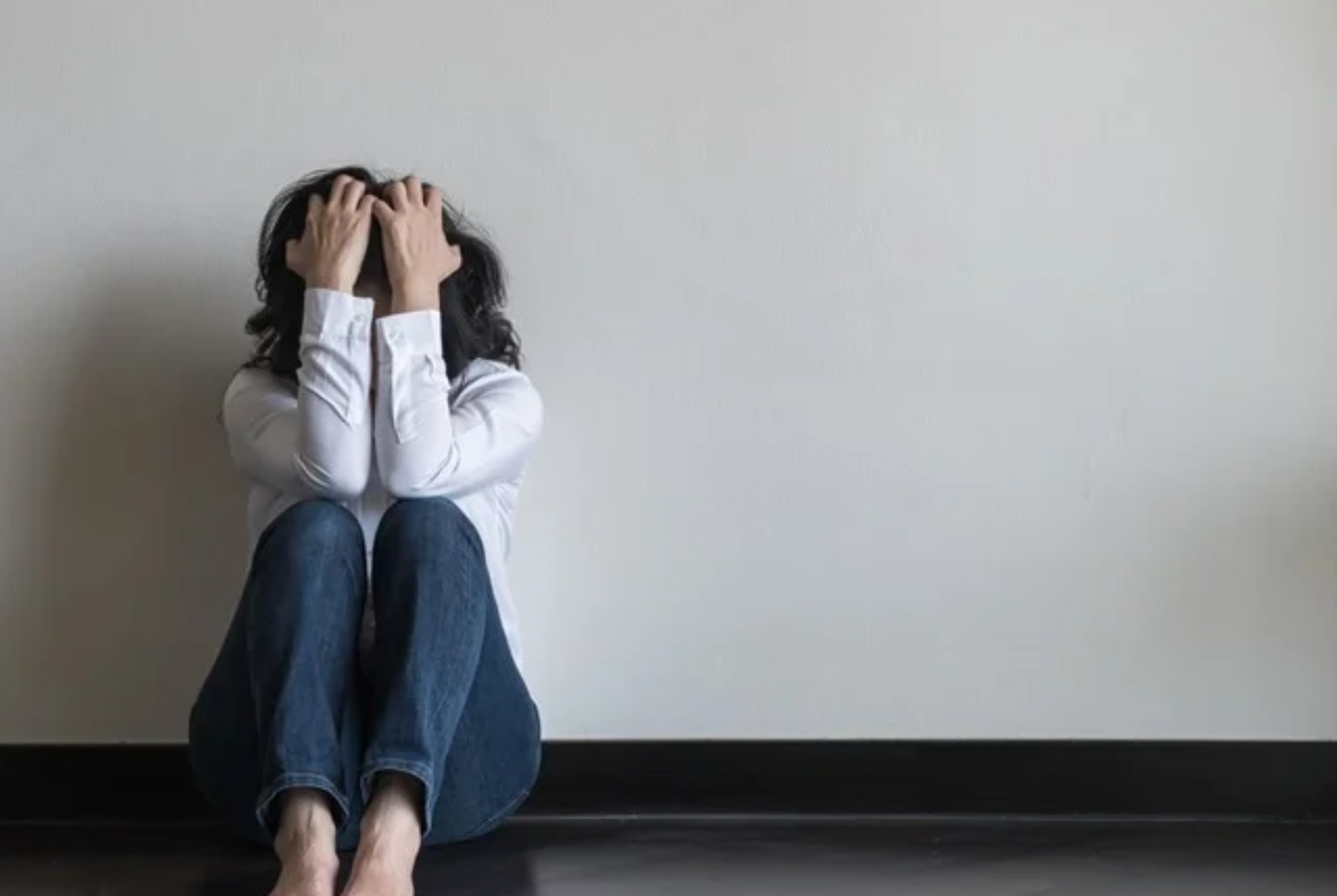 공황장애(패닉장애)로 두려움에 떨며 머리를 감싸고 있는 여자