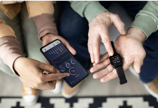 스마트워치의 헬스 데이터를 스마트폰 앱에서 확인하며 건강을 관리하는 남성과 여성의 손. 웨어러블 기기를 활용한 건강 모니터링 장면.