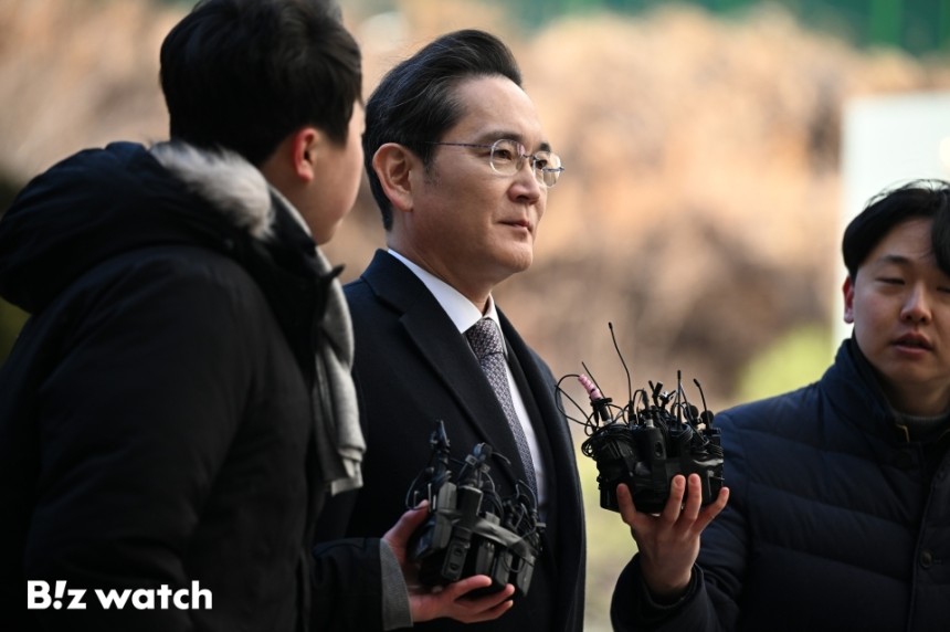 이재용 삼성전자 회장이 3일 오후 서울 서초구 서울고등법원에서 열린 '경영권 불법 승계'의혹 자본시장과금융투자업에관한법률위반등 항소심 선고공판에 출석하고 있다.