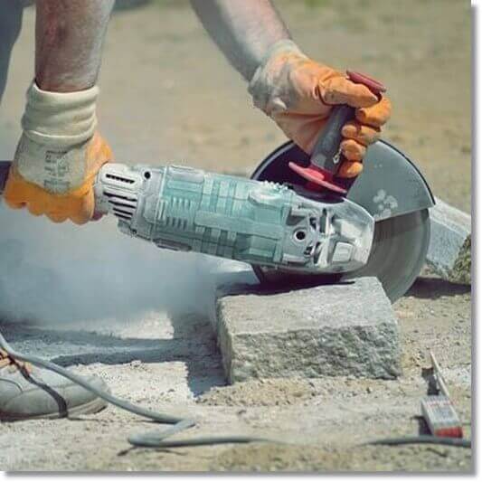 결막 모반 원인 분진, 돌 절단 하는 건설 노동자