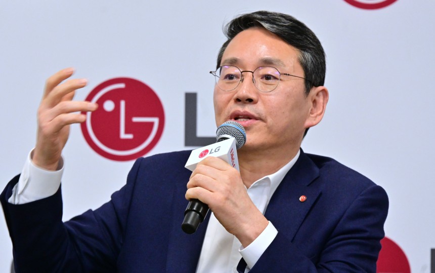 8일(현지시각) 미국 라스베이거스 CES 2025 현장에서 열린 국내 기자간담회에서 조주완 LG전자 사장이 기자들의 질문에 답변을 하고 있다.