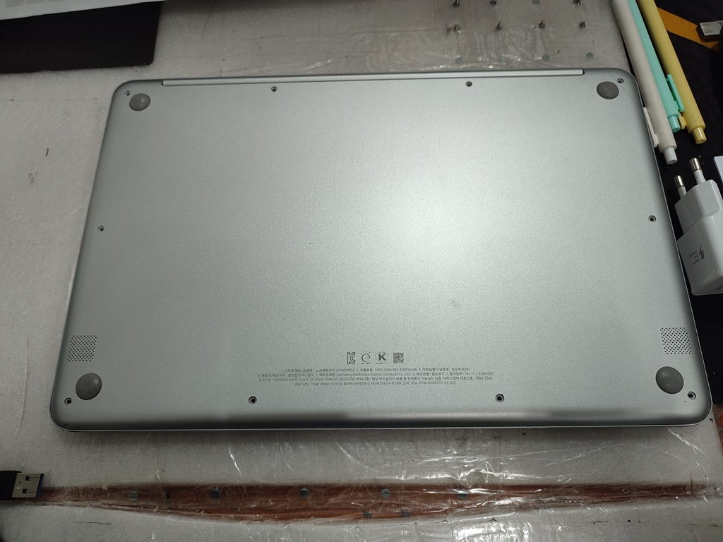 NT900X5N-K58R 뒷면 나사를 풀고 있습니다.