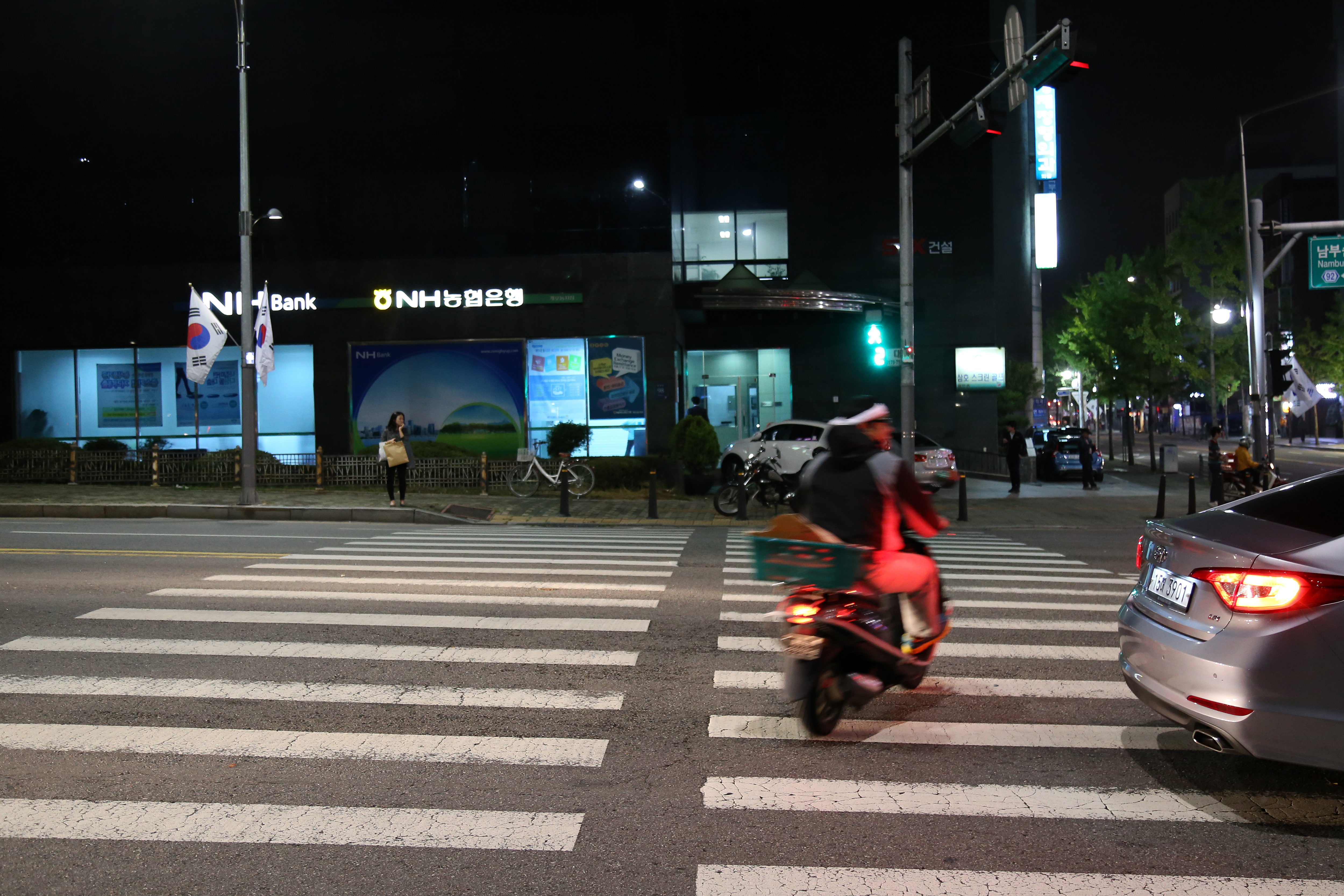 무단횡단하는 오토바이 이미지