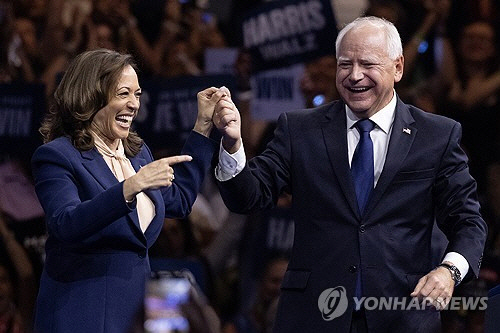 6일(현지시간) 필라델피아 유세장에 참석한 해리스(왼쪽) 부통령과 팀 월즈 미네소타 주지사.