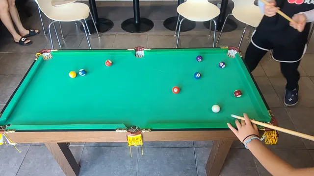 공용거실에 있는 미니 포켓볼 놀이