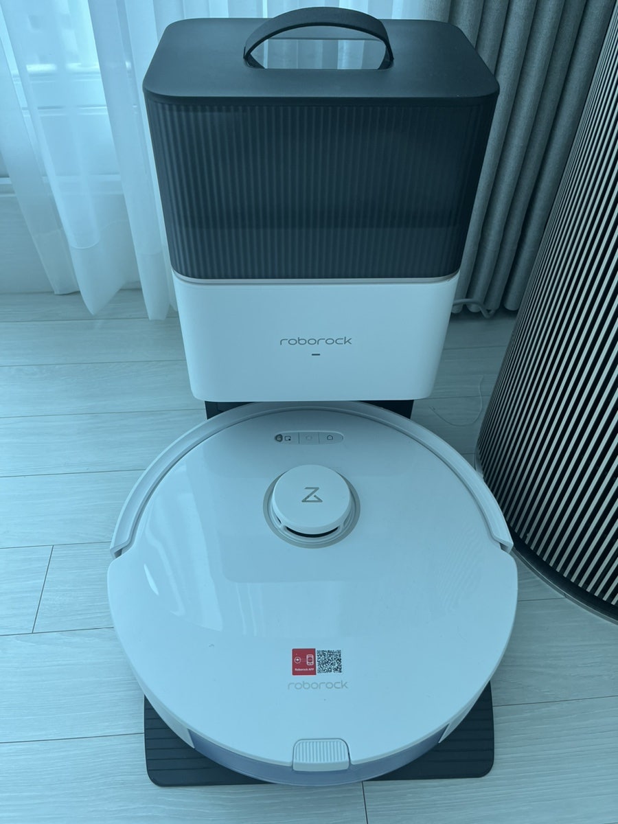 로보락 Q8 MAX PLUS 사이즈를 보여줌, 어디 놓아도 깔끔하다는걸 보여주는 사진