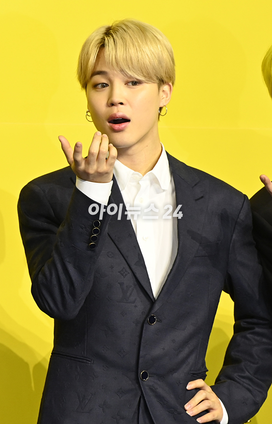 방탄소년단(BTS) 새 디지털 싱글 'Butter' 발매 기념 글로벌 기자간담회가 21일 오후 서울 송파구 방이동 올림픽공원 올림픽홀에서 열렸다. 방탄소년단 지민이 포토타임을 갖고 있다.