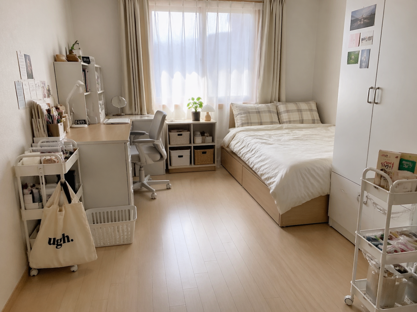 자취방에서 물건 자리를 정해 깔끔하게 유지되는 정리된 원룸 모습