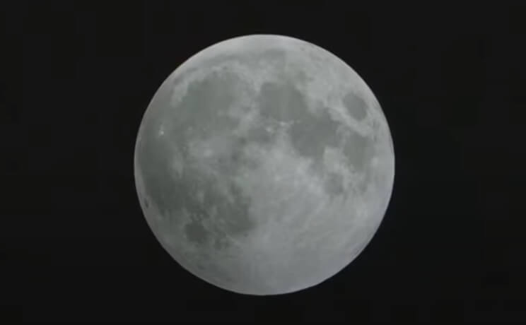 붉은 빛의 개기월식 달 고해상도 사진