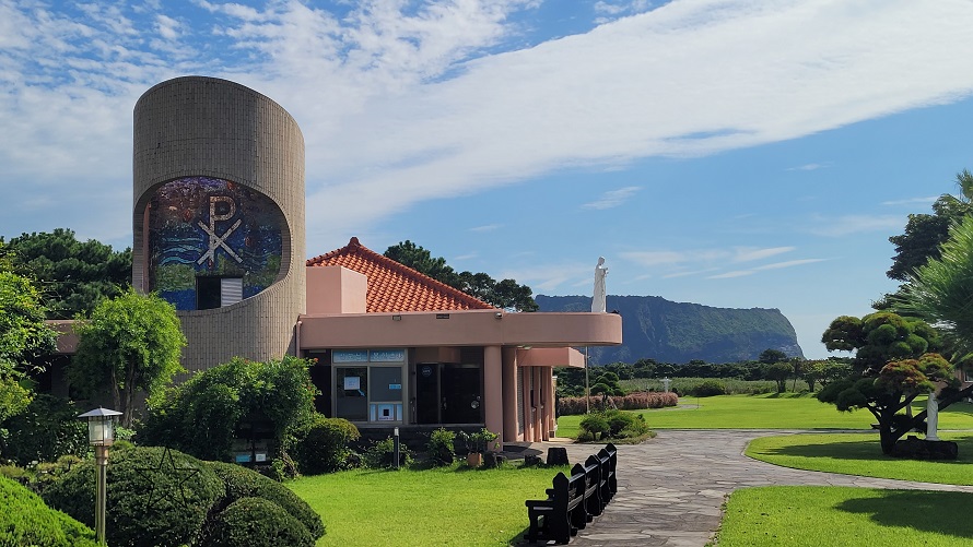 제주 성산포성당과 성산일출봉