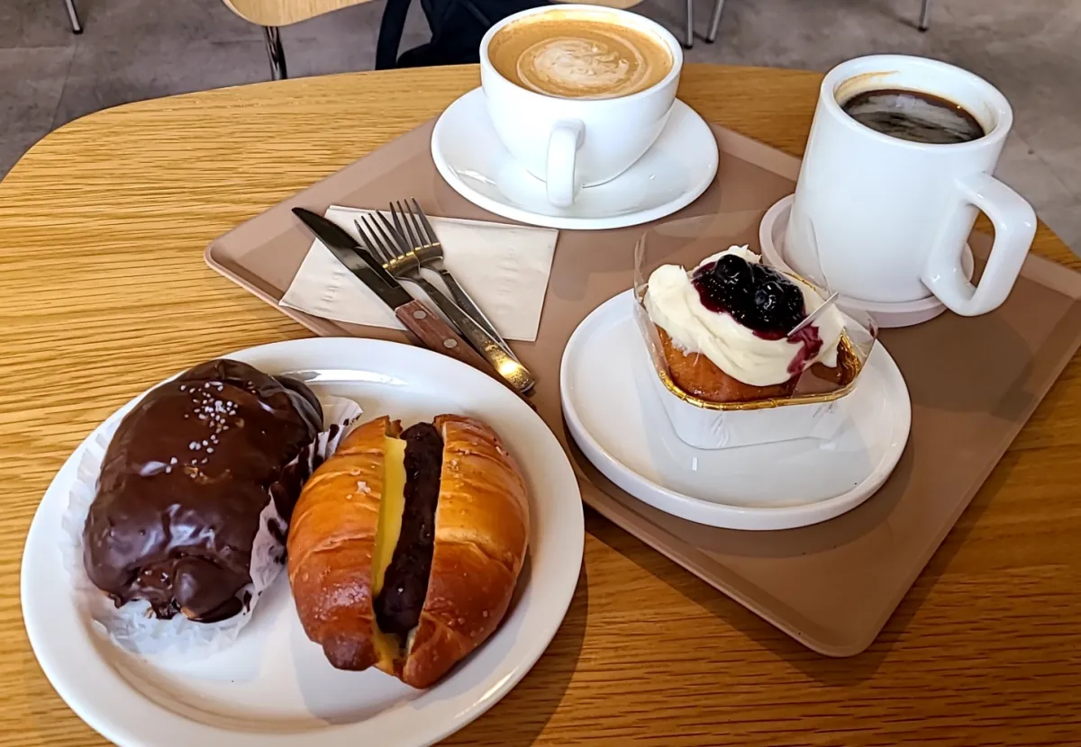 상도역-카페레인보우-초코소금빵-앙버터소금빵-블루베리파운드케이크-라떼-아메리카노