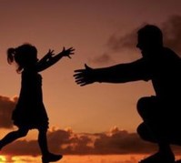 할아버지가-손녀을-두팔벌려-안아주려는-모습