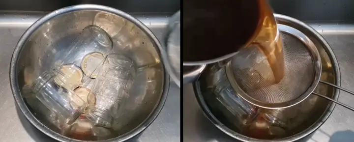 유리병 커피물로 세척하는 사진