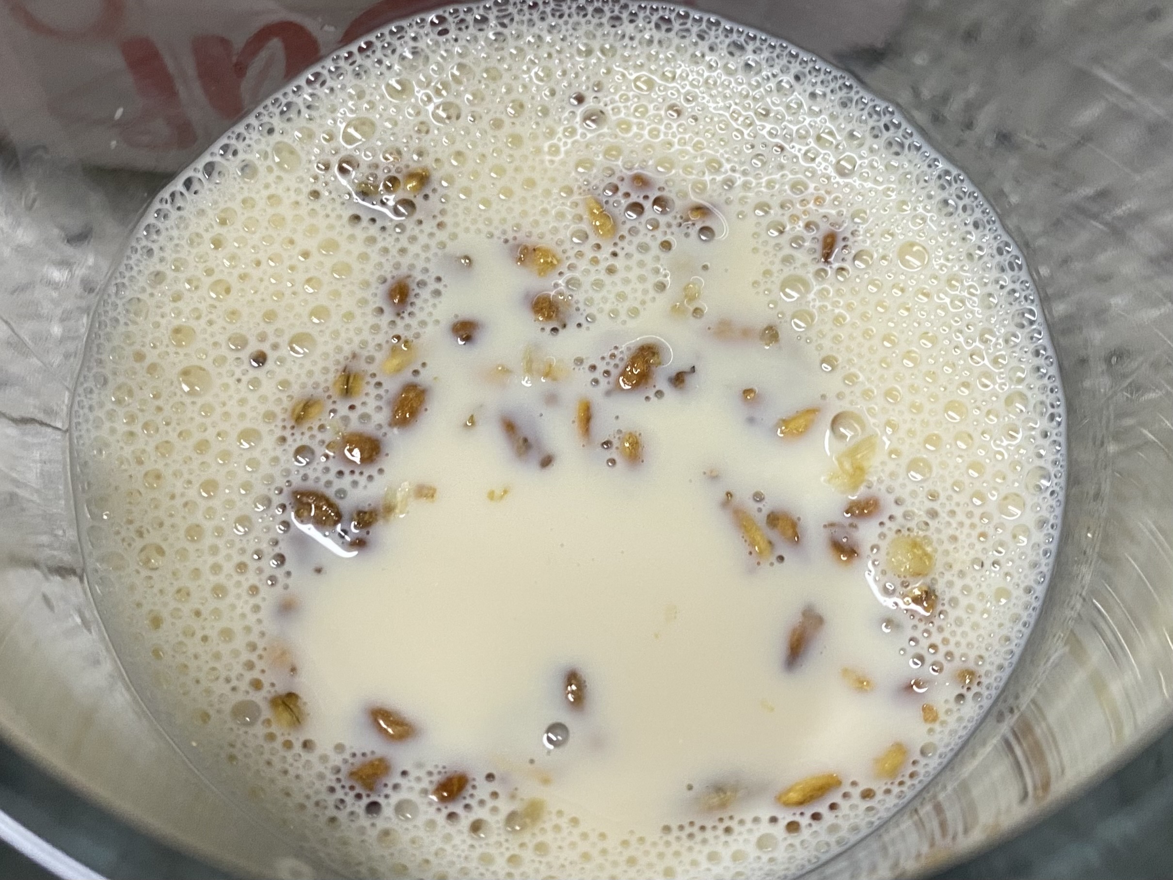 컵안에 두유와 '그래놀라 파로이츠'가 들어 있는 사진입니다.