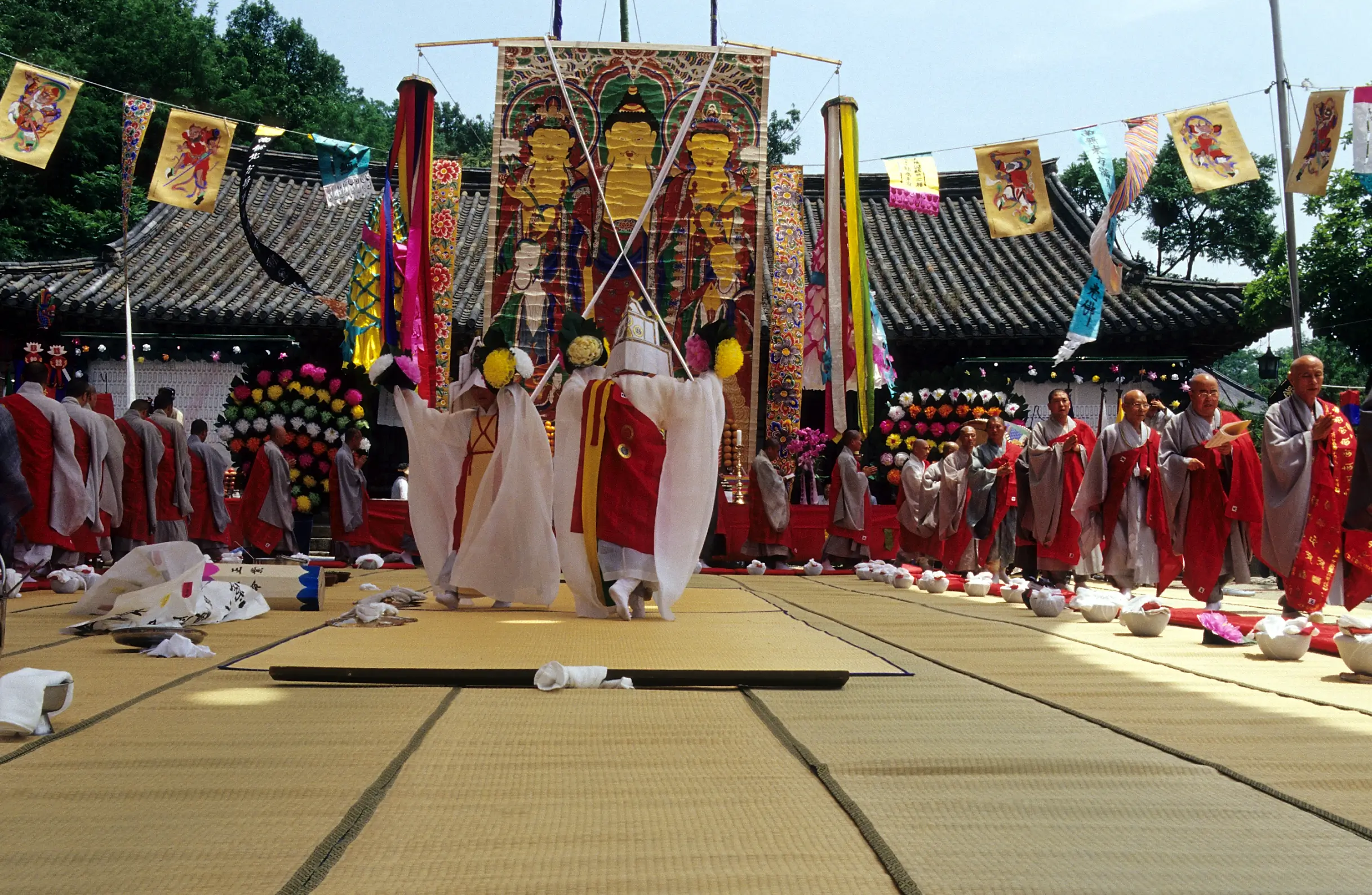 영산재 속 범패를 부르는 모습