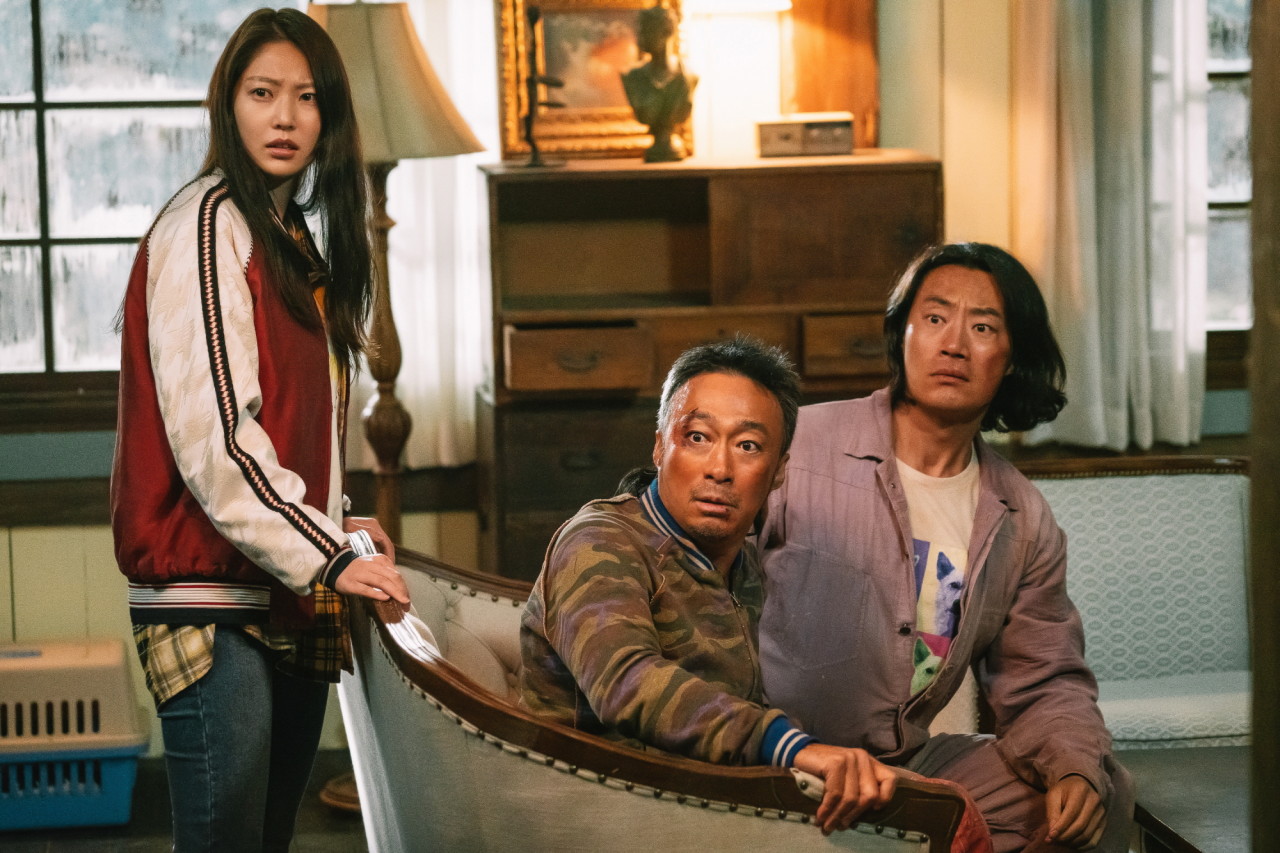 핸섬가이즈 주인공 상구와 재필 미나가 놀란 눈으로 어딘가를 바라보는 장면