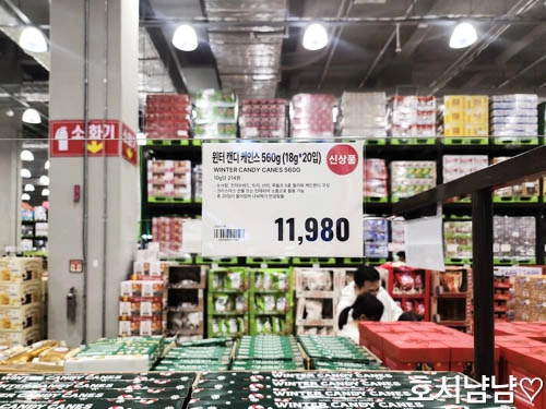 마트 매장에 진열된 '윈터 캔디 케인스' 가격표. 신상품 560g(20입) 11,980원으로 표시되어 있다.