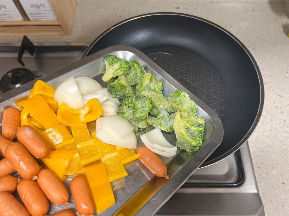 기름에 야채와 햄을 넣고 볶을 거예요