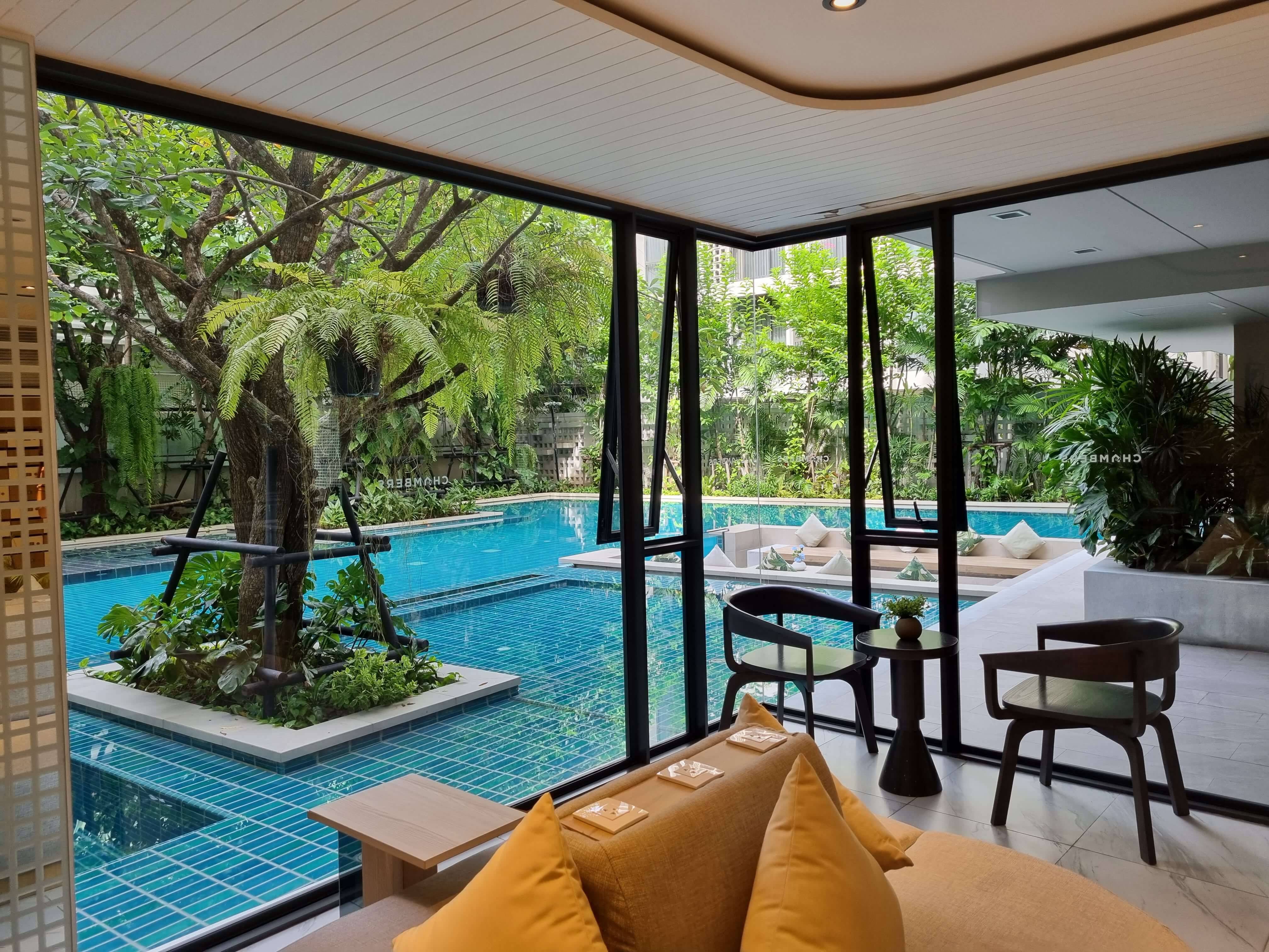 방콕 고급 콘도 단지 내 수영장과 라운지 공간, 은퇴자들이 선호하는 조용한 생활환경