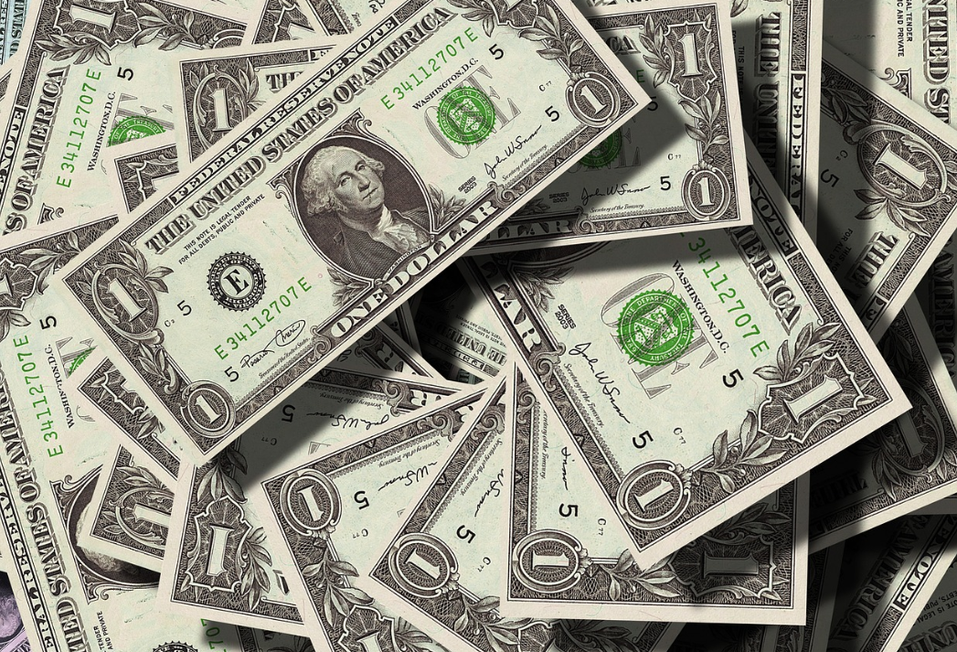 달러가 쌓여있는 사진