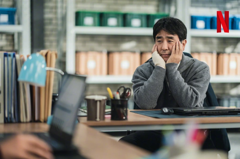 닭강정에서 책상위에 턱을 괴고 있는 류승룡