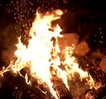 모닥불이 활활 타오르는 사진