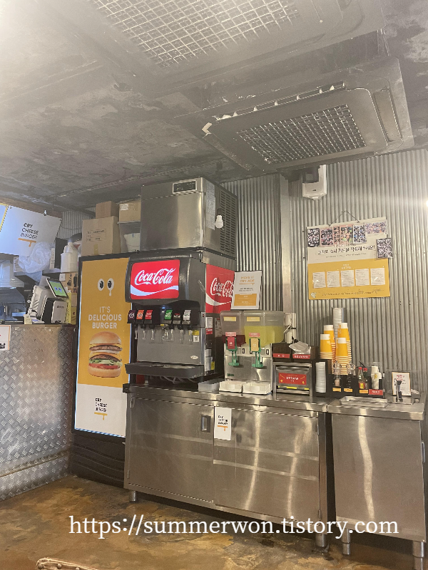 크라이치즈버거 매장 내부