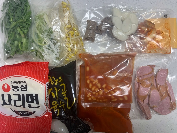 부대찌개_재료가_팩에_포장되어_있는_모습