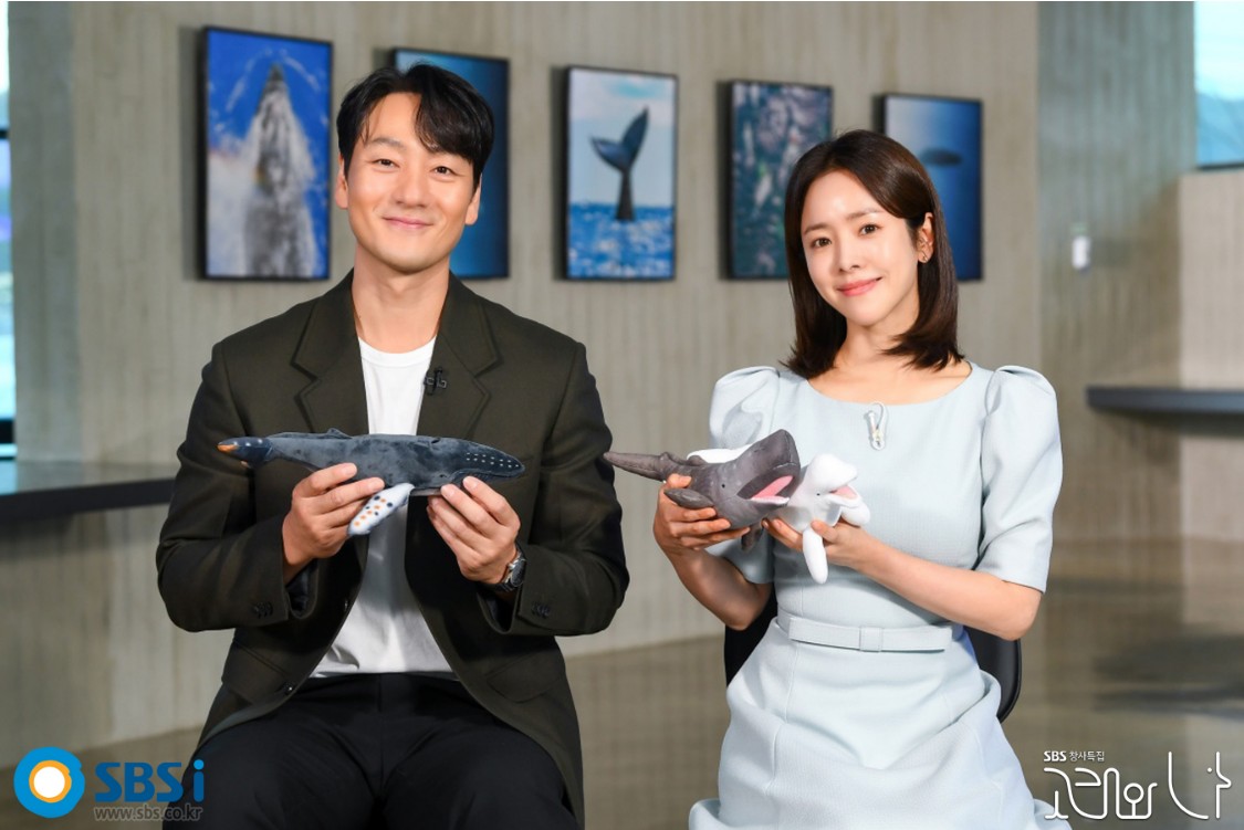 박해수 한지민 배우 고래와 나 포스터