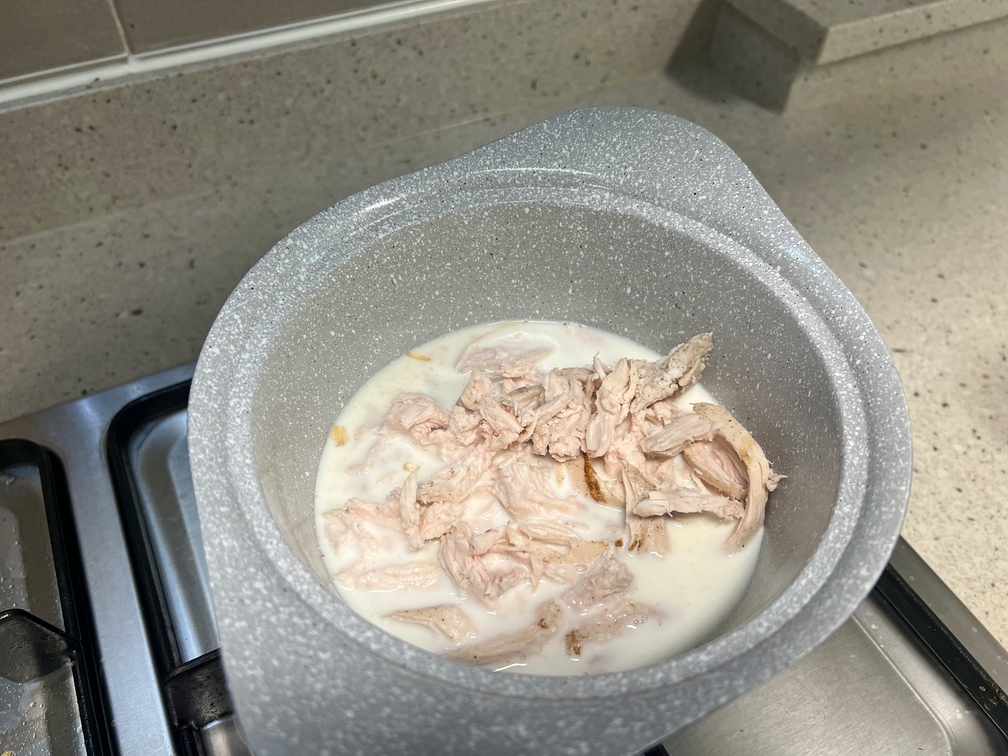 닭가슴살과 오트밀을 넣고 중불로 맞춰주세요