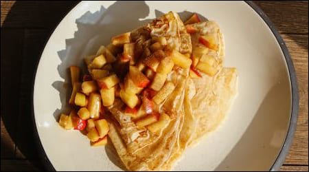 크레페와 사과 계피 졸임