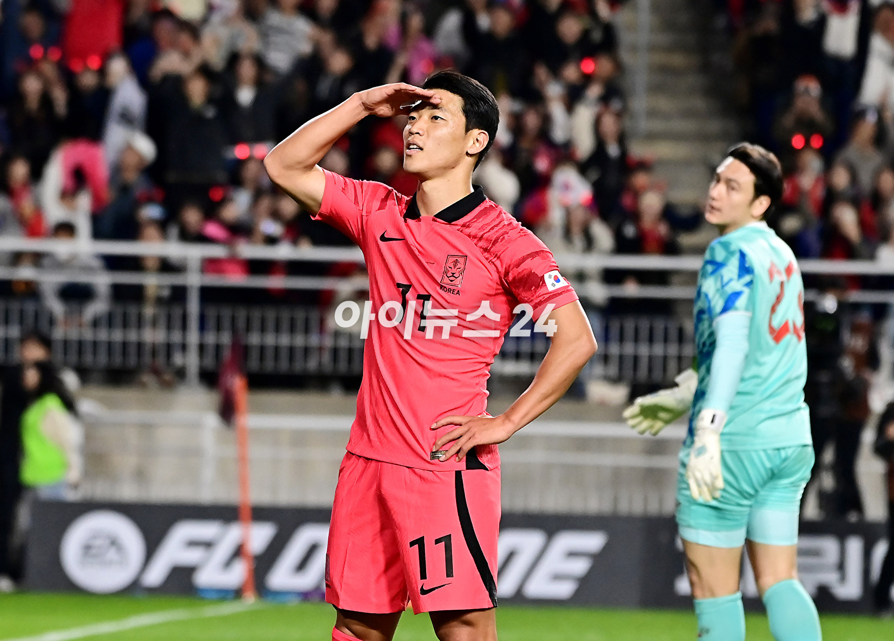 클린스만 감독이 이끄는 한국 축구대표팀은 17일 수원월드컵경기장에서 열린 베트남과 평가전에서 6-0 대승을 거뒀다.손흥민이 팬들에게 인사를 하고 있다. [사진=곽영래 기자]