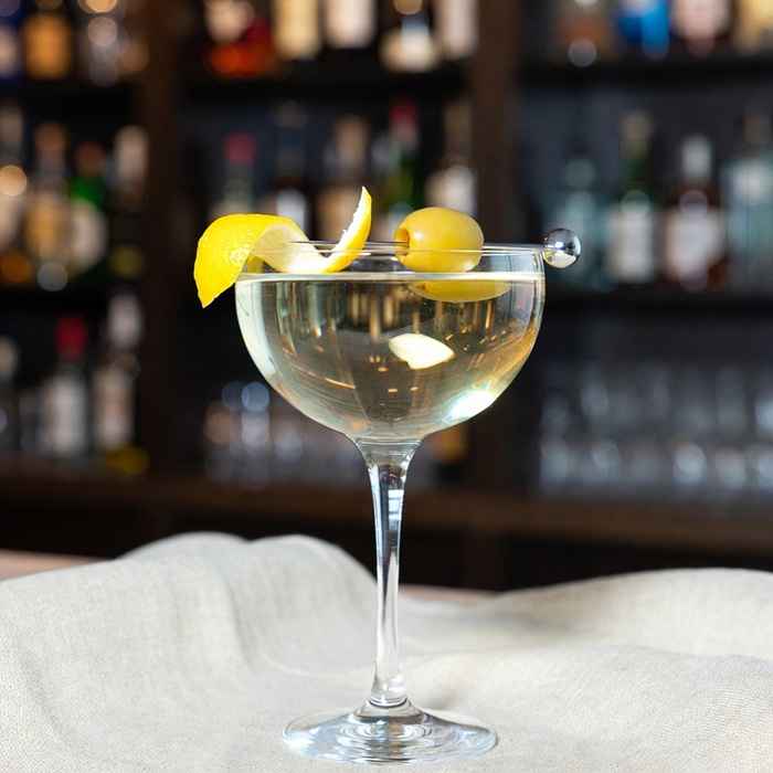 레몬 트위스트와 올리브로 장식된 우아한 밤부 칵테일 완성 사진