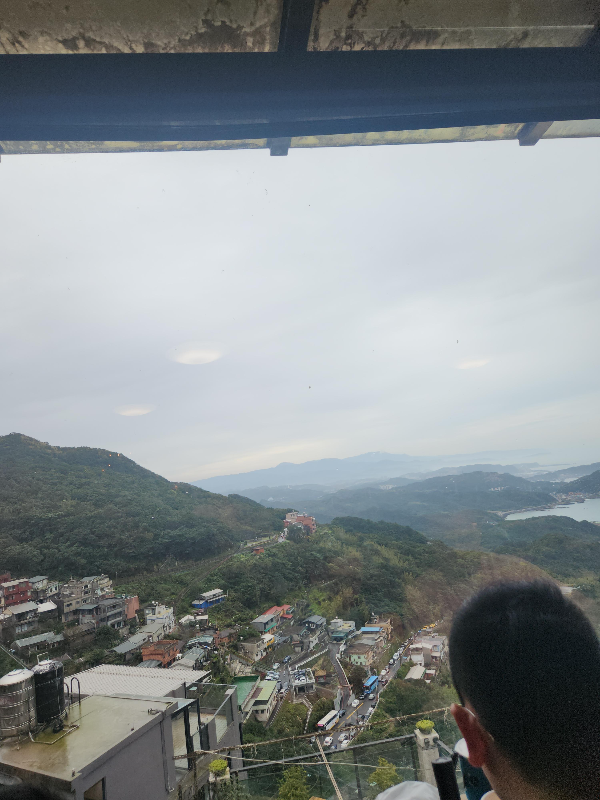 대만 지우펀: 야경과 맛집 및 숙소(윈저스 선라이트 한-구안,日光涵館民宿) 소개_타로볼 먹으며 경치 감상