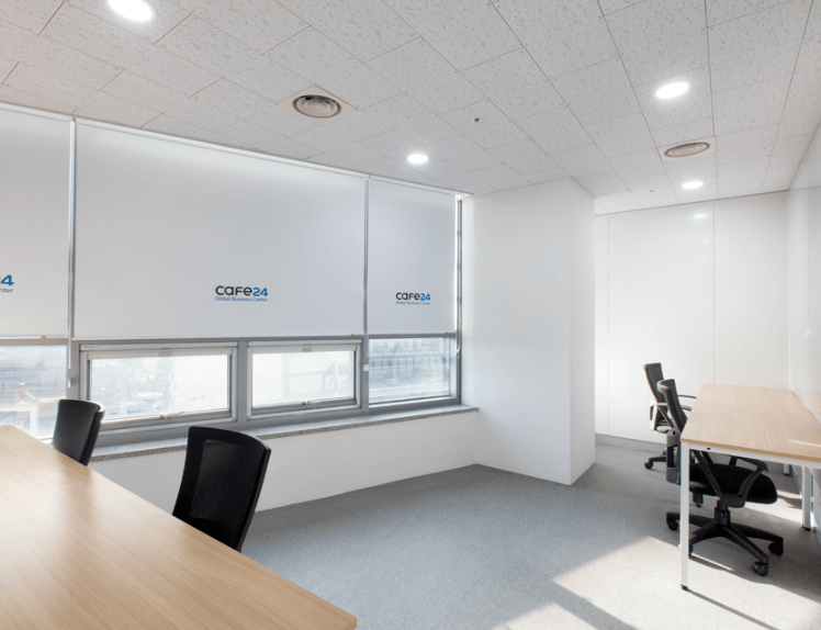 아이보리색 책상 2개가 놓여있는 사무실