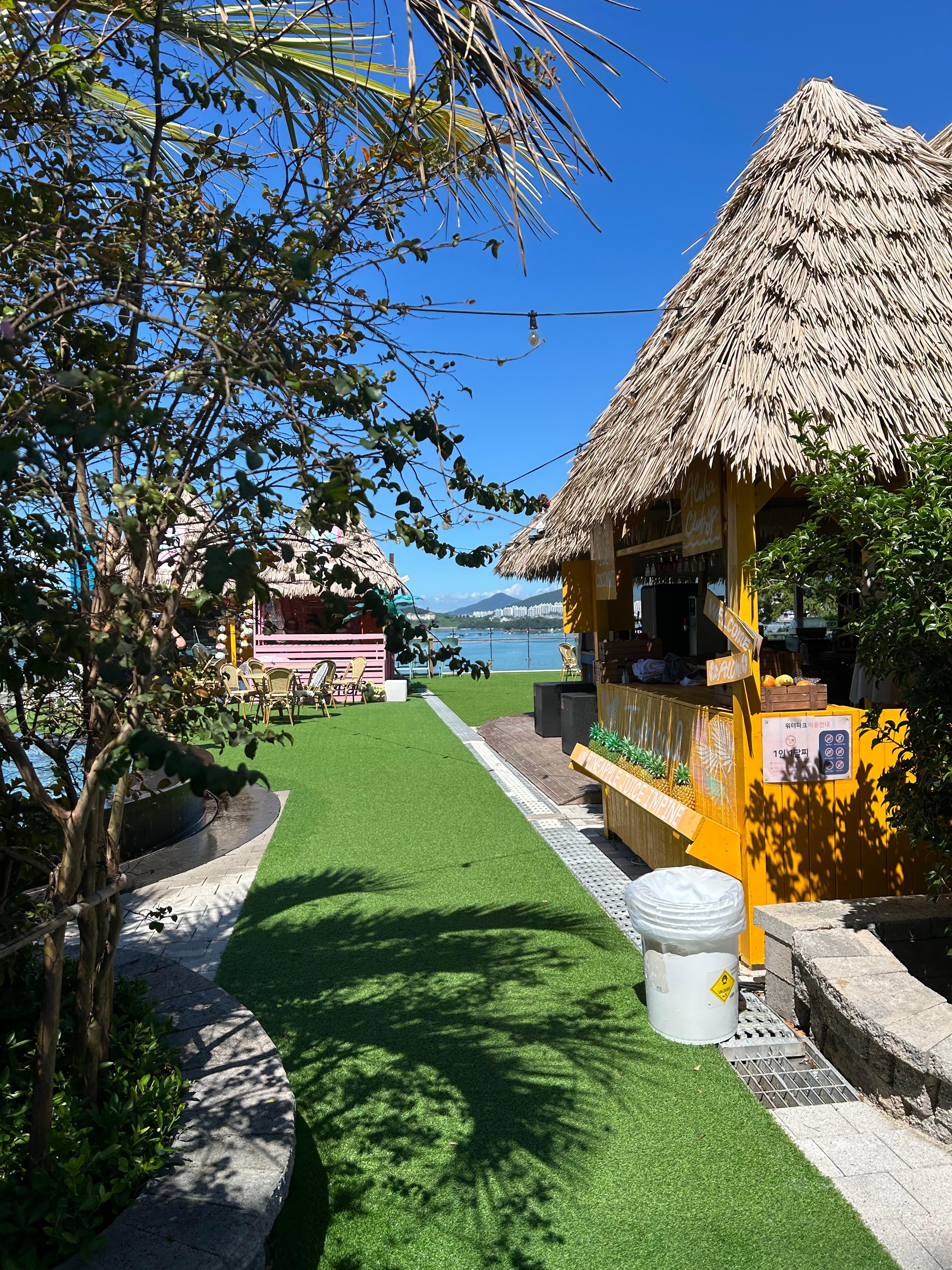 영 스위트 테라스 객실 내부와 테라스에서 보이는 남해 오션뷰