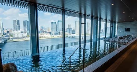 밖으로 빌딩이 보이는 욕탕