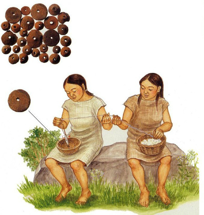 가락바퀴와 뼈바늘로 실을 짜는 모습