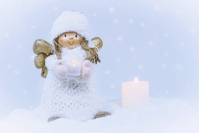 천사가 촛불을 들고 있는 모습