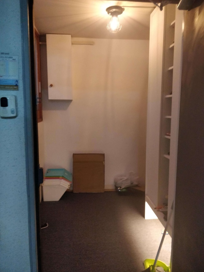 현관바닥 전체에 깔려있는 타일카페트