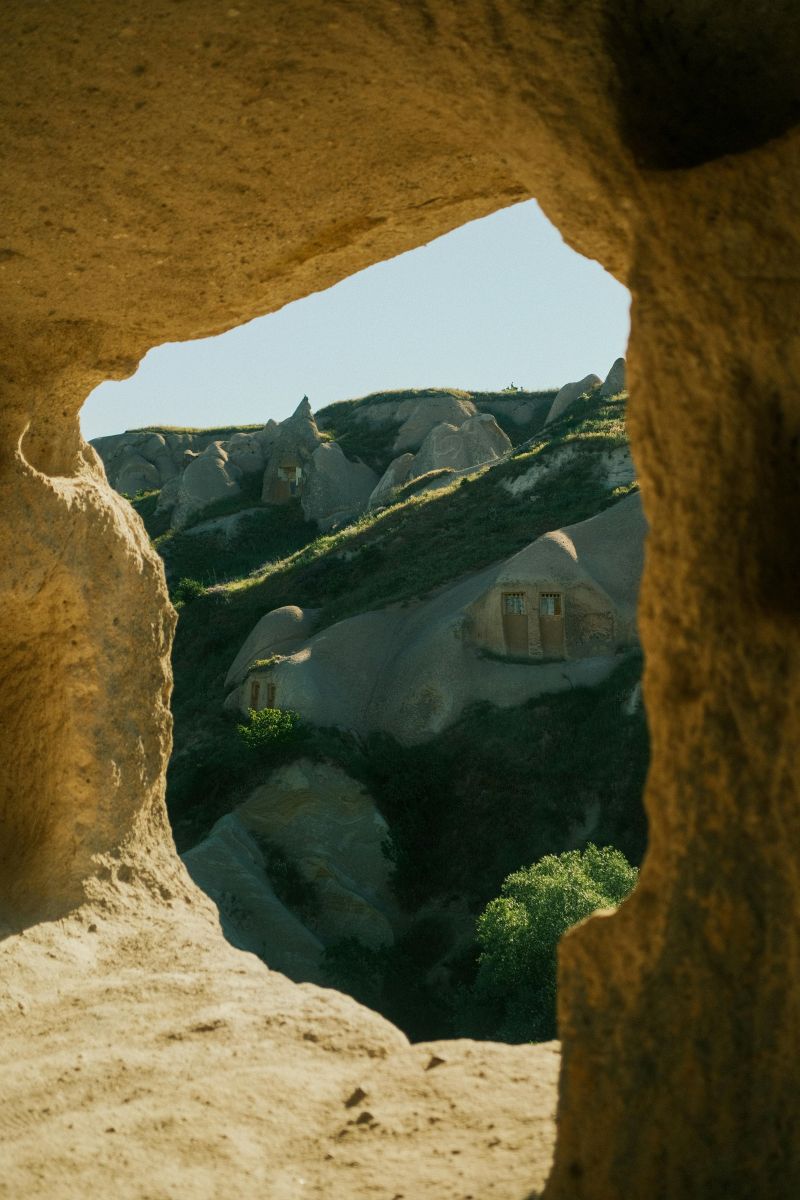 카파도키아 동굴 내부에서 바위에 지어진 주거지를 창처럼 뚫린 암벽 프레임 사이로 바라본 풍경