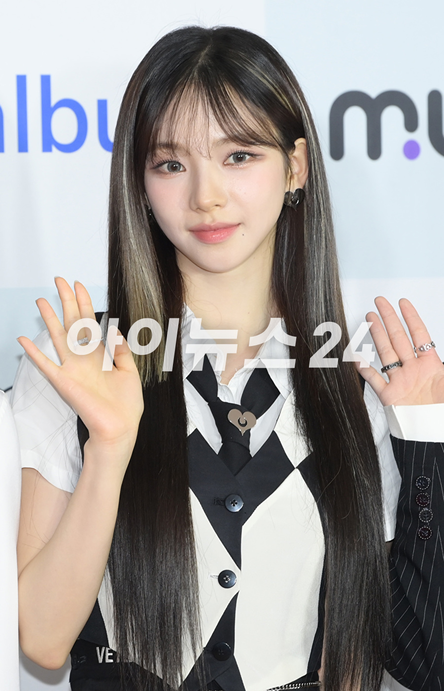 그룹 에스파(aespa) 카리나가 18일 오후 서울 송파구 올림픽공원 KSPO DOME에서 열린 '써클차트 뮤직 어워즈 2023' 포토월 행사에 참석하고 있다. [사진=정소희 기자]