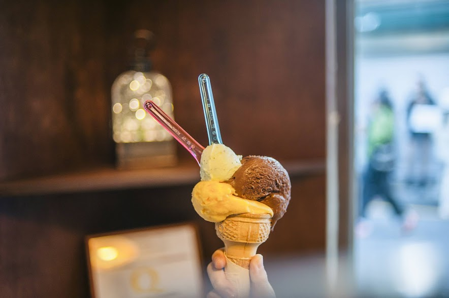 콘에 감귤과 이탈리안 초콜릿, 맛보기로 바질 우유 선택