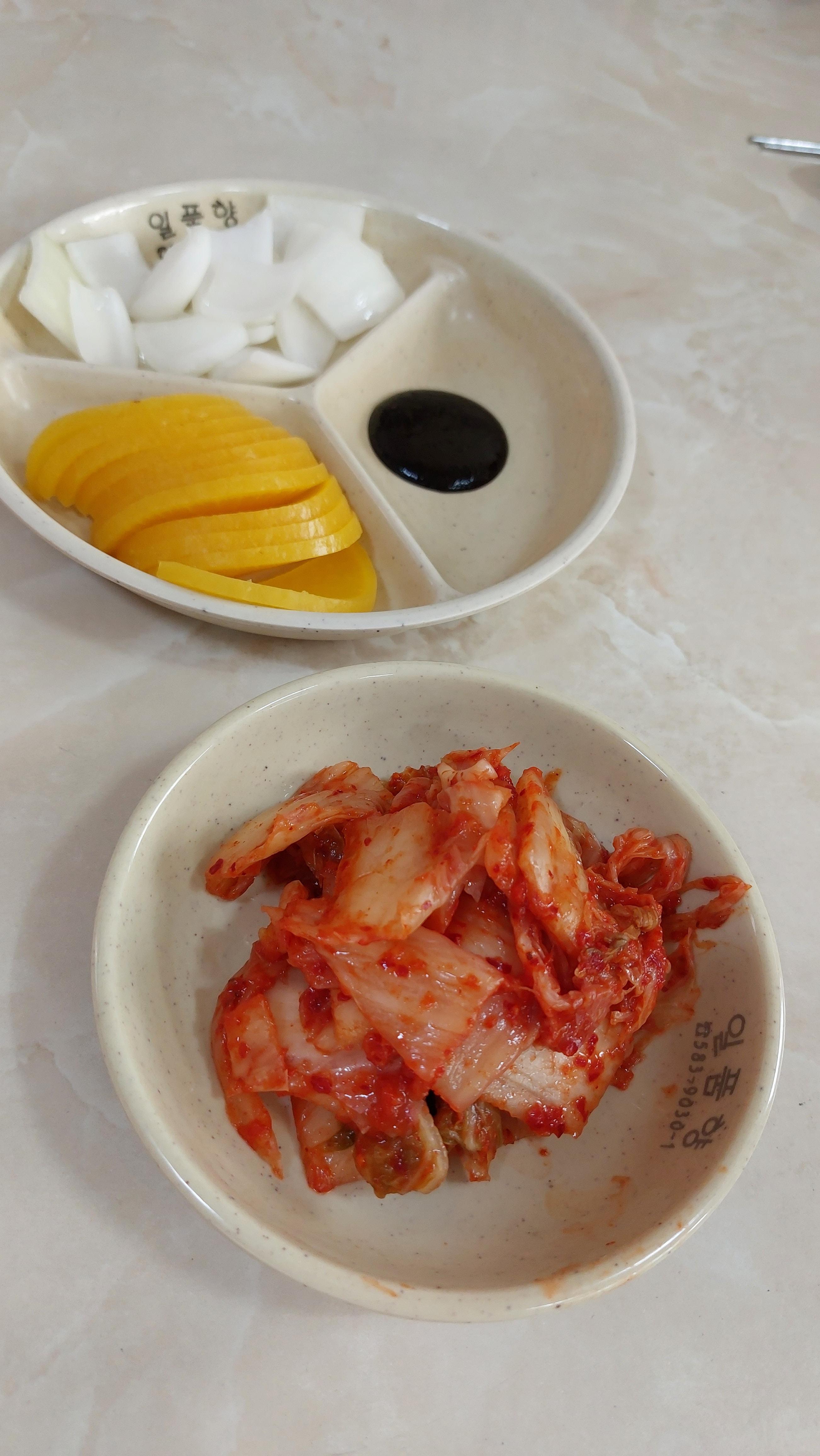 직산 일품향 반찬 배추김치가 너무 익었어요 ㅜ.ㅜ;