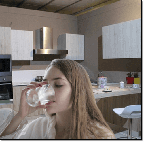 히알루론산 먹는 여성