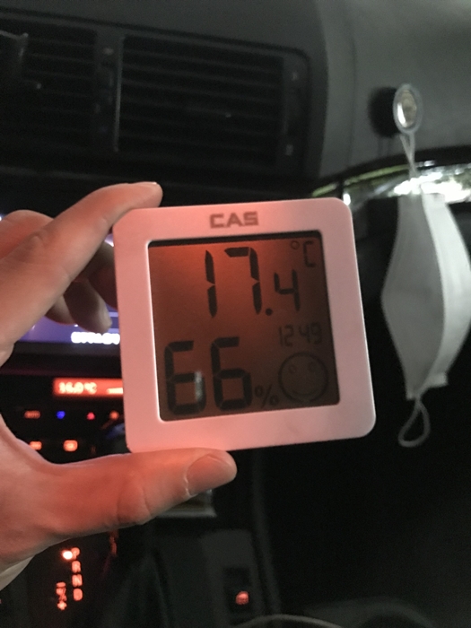 자동차 에어컨 냉매 1캔 충전 후 실내 온도를 디지털 온습도계로 측정한 모습 &ndash; 내부 온도 17.4도&amp;#44; 습도 66% 상태
