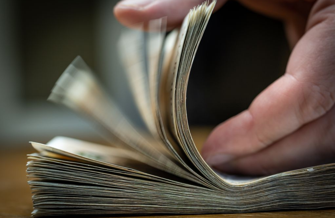 지폐를 세는 모습