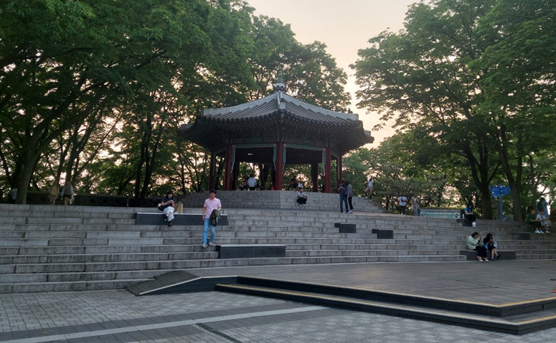남산타워 공원 정자