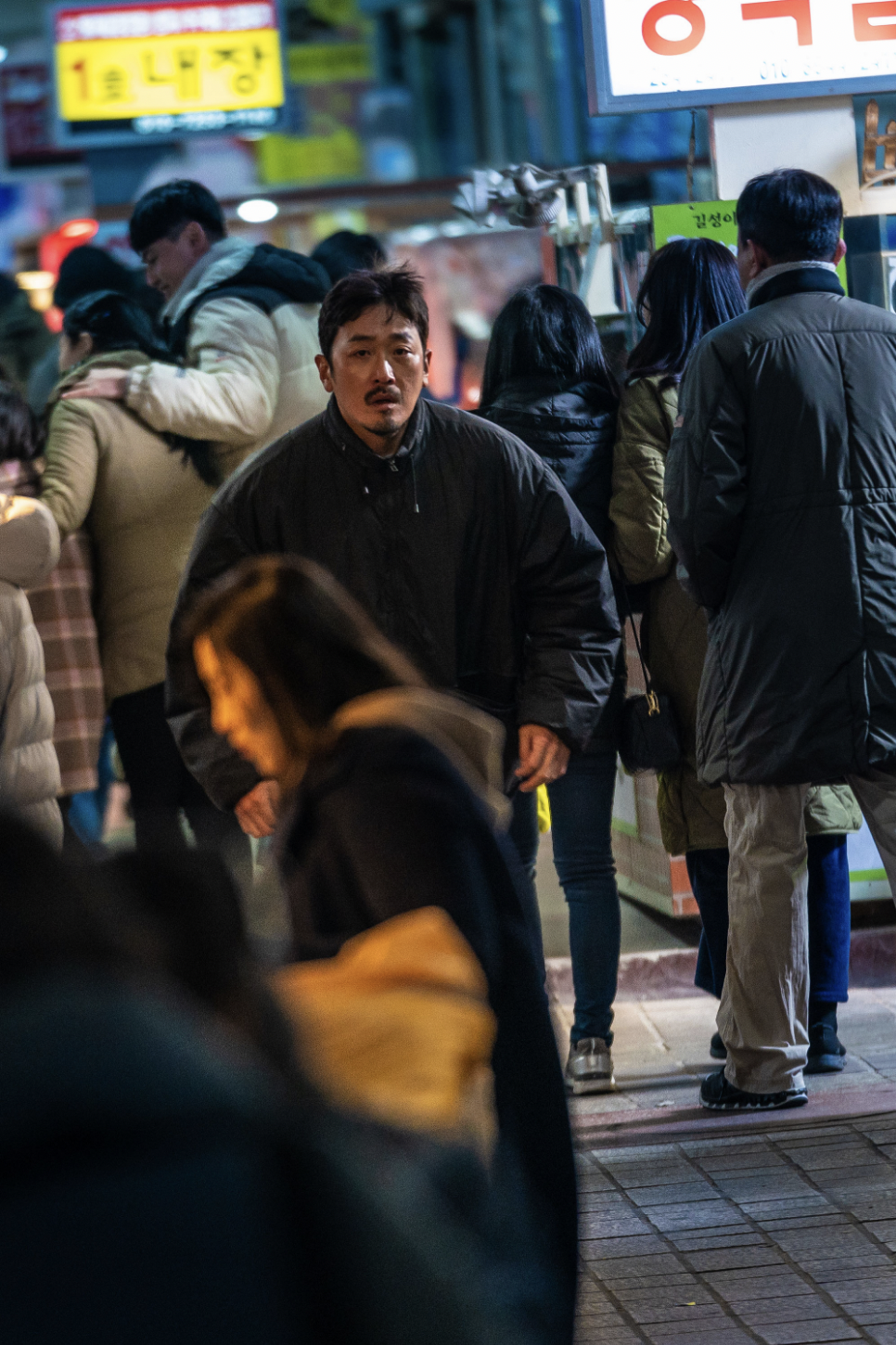 영화 브로큰 하정우가 시장에서 무언가를 찾는 이미지