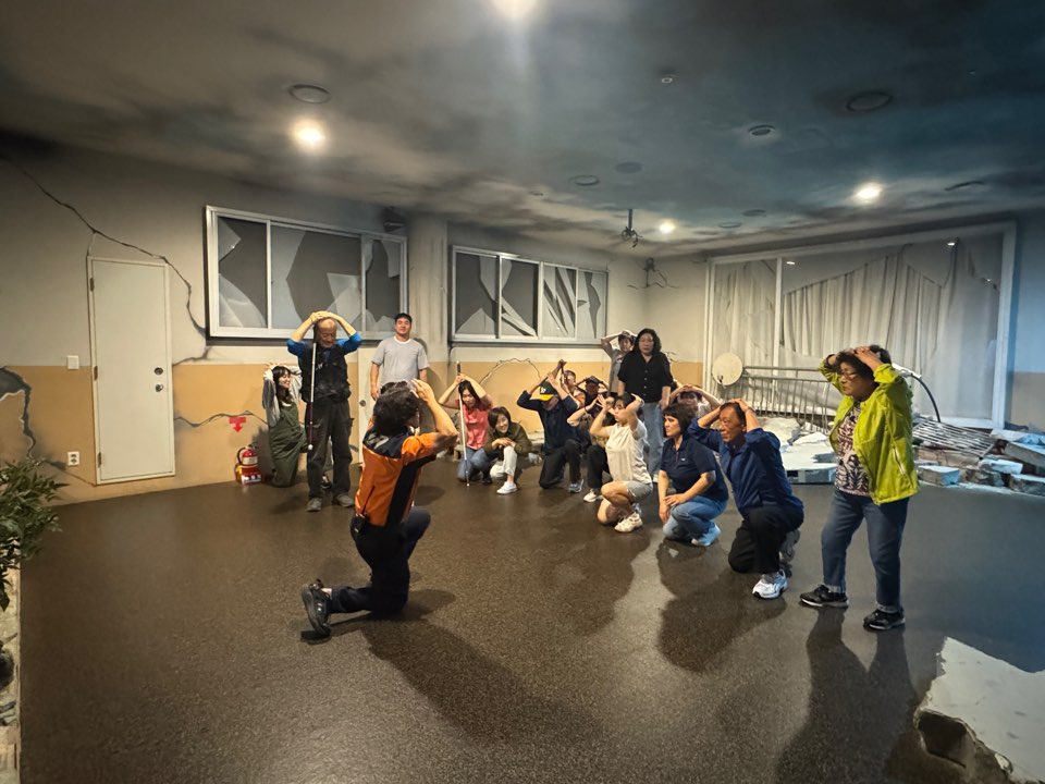 실외 지진체험을 하는 모습